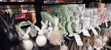 Bratislava, Slovakya 8 Mart 2025: Seramik ve Tahta Paskalya tavşanları mağazada, şenlikli ev dekorasyonu, dekoratif tavşanlar, bahar tatili alışverişi, zarif heykelcikler, şık masa dekorasyonları, pastel süsler, mevsimlik perakendeciler