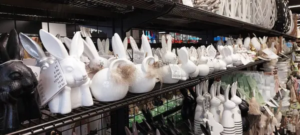 Bratislava, Slovakya 8 Mart 2025: Seramik ve Tahta Paskalya tavşanları mağazada, şenlikli ev dekorasyonu, dekoratif tavşanlar, bahar tatili alışverişi, zarif heykelcikler, şık masa dekorasyonları, pastel süsler, mevsimlik perakendeciler