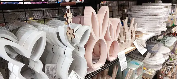 Bratislava, Slovakya 8 Mart 2025: Seramik ve Tahta Paskalya tavşanları mağazada, şenlikli ev dekorasyonu, dekoratif tavşanlar, bahar tatili alışverişi, zarif heykelcikler, şık masa dekorasyonları, pastel süsler, mevsimlik perakendeciler