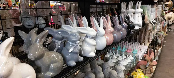 Bratislava, Slovakya 8 Mart 2025: Seramik ve Tahta Paskalya tavşanları mağazada, şenlikli ev dekorasyonu, dekoratif tavşanlar, bahar tatili alışverişi, zarif heykelcikler, şık masa dekorasyonları, pastel süsler, mevsimlik perakendeciler