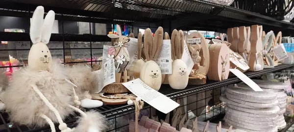 Bratislava, Slovakya 8 Mart 2025: Seramik ve Tahta Paskalya tavşanları mağazada, şenlikli ev dekorasyonu, dekoratif tavşanlar, bahar tatili alışverişi, zarif heykelcikler, şık masa dekorasyonları, pastel süsler, mevsimlik perakendeciler