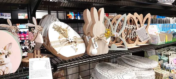 Bratislava, Slovakya 8 Mart 2025: Seramik ve Tahta Paskalya tavşanları mağazada, şenlikli ev dekorasyonu, dekoratif tavşanlar, bahar tatili alışverişi, zarif heykelcikler, şık masa dekorasyonları, pastel süsler, mevsimlik perakendeciler