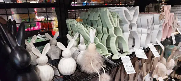 Bratislava, Slovakya 8 Mart 2025: Seramik ve Tahta Paskalya tavşanları mağazada, şenlikli ev dekorasyonu, dekoratif tavşanlar, bahar tatili alışverişi, zarif heykelcikler, şık masa dekorasyonları, pastel süsler, mevsimlik perakendeciler