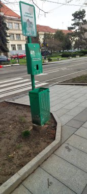 Uzhhorod, Ukrayna. 16 Mart 2025: Kentsel Atık İstasyonu, Kamu Hayvan Atık Kutusu, Köpek Kaka İmha Sistemi, Köpek Hijyen İstasyonu, Yeşil Hayvan Atık Konteynırı