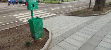 Uzhhorod, Ukrayna. 16 Mart 2025: Kentsel Atık İstasyonu, Kamu Hayvan Atık Kutusu, Köpek Kaka İmha Sistemi, Köpek Hijyen İstasyonu, Yeşil Hayvan Atık Konteynırı