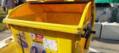 Bratislava, Slovakya. 8 Mart 2025: Kentsel Bölgede Geri Dönüşüm ve Atık Kutuları, Sıralanmış Çöp Kutuları, Kamu Çöpleri, Çevresel Atık Yönetimi, Geri Dönüşüm İçin Renk Kodlu Çöp Kutuları