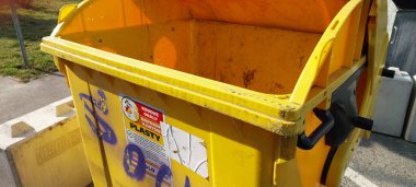 Bratislava, Slovakya. 8 Mart 2025: Kentsel Bölgede Geri Dönüşüm ve Atık Kutuları, Sıralanmış Çöp Kutuları, Kamu Çöpleri, Çevresel Atık Yönetimi, Geri Dönüşüm İçin Renk Kodlu Çöp Kutuları