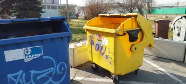 Bratislava, Slovakya. 8 Mart 2025: Kentsel Bölgede Geri Dönüşüm ve Atık Kutuları, Sıralanmış Çöp Kutuları, Kamu Çöpleri, Çevresel Atık Yönetimi, Geri Dönüşüm İçin Renk Kodlu Çöp Kutuları