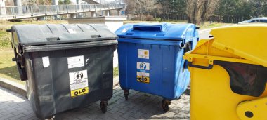 Bratislava, Slovakya. 8 Mart 2025: Kentsel Bölgede Geri Dönüşüm ve Atık Kutuları, Sıralanmış Çöp Kutuları, Kamu Çöpleri, Çevresel Atık Yönetimi, Geri Dönüşüm İçin Renk Kodlu Çöp Kutuları