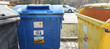 Bratislava, Slovakya. 8 Mart 2025: Kentsel Bölgede Geri Dönüşüm ve Atık Kutuları, Sıralanmış Çöp Kutuları, Kamu Çöpleri, Çevresel Atık Yönetimi, Geri Dönüşüm İçin Renk Kodlu Çöp Kutuları