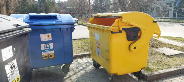 Bratislava, Slovakya. 8 Mart 2025: Kentsel Bölgede Geri Dönüşüm ve Atık Kutuları, Sıralanmış Çöp Kutuları, Kamu Çöpleri, Çevresel Atık Yönetimi, Geri Dönüşüm İçin Renk Kodlu Çöp Kutuları