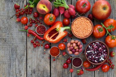 Ahşap zemin üzerinde taze kırmızı sebzeler mercimek ve böğürtlenlerin kırsal çeşitliliği organik gıda pazarları için mükemmel sağlıklı beslenme promosyonları ve doğal mutfak görselleri için.