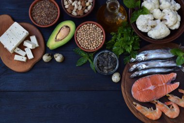 Omega 3 yağ asitleri bakımından zengin somon, fındık, tohum, sebze, yağ ve peynir içeren sağlıklı yiyecekler. Düzgün beslenme kavramı, beyin sağlığı, kalp diyeti, doğal kaynak.