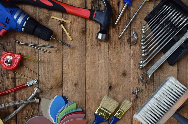 El aletleri arasında fırça, anahtar, tornavida, çivi, vida ve ahşap masa üzerindeki boya örnekleri de var. Tadilat kavramı, ev tadilatı, kendiniz yapın, tamir aletleri, bakım ekipmanları..