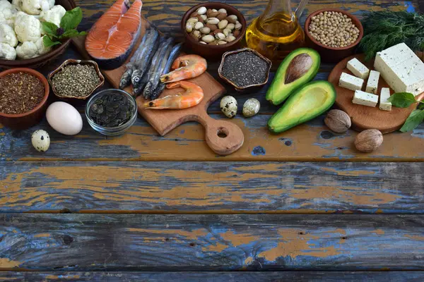 Balık, tohum, fındık, sebze, yağ, peynir ve yumurta dahil olmak üzere omega 3 yağ asidi içeren sağlıklı besin maddeleri. Doğal beslenme, beslenme, beyin ve kalp sağlığı kavramı.