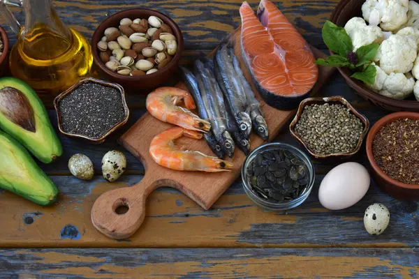 Somon, karides, tohum, fındık, yağ, peynir ve yumurta da dahil olmak üzere omega 3 yiyecek malzemelerinin en üst görüntüsü. Sağlıklı beslenme kavramı, doğal protein kaynağı, uygun beslenme, sağlık, beyin ve kalp.