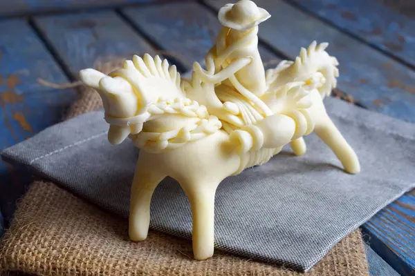 El yapımı peynir heykeli geleneksel bryndza 'dan ya da kırsal alanda tekstil üzerine yerleştirilmiş mozzarella' dan yapılmış ata binen biniciyi Carpathian Dağları 'ndan Hutsul zanaatkarlarının bölgesel mutfak sanatını temsil eden biniciyi gösteriyor..