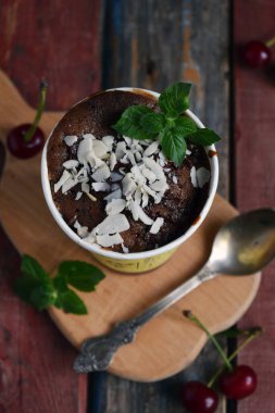 Kıyılmış hindistan cevizi soslu çikolatalı mus ve ahşap yüzey üzerinde taze nane şekeri tatlı menüsü için mükemmel tasarlanmış tatlı yemek reklamları ve rahat kafe promosyonları.