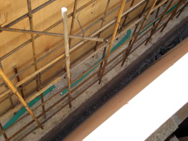 İnşaat sahasındaki açık havuz inşaatı için beton döşeme ve boru döşeme tesisatı, tesisat aşamasında ele geçirildi.