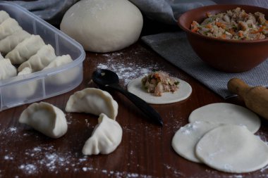 Çiğ hamur ambalajları, un, hamur topu, dolgu ve merdane geleneksel Japon mutfak hazırlama süreci ile aşama aşama ev yapımı gıdalar yakın görüş