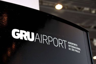 Sao Paulo, Brezilya - 5 Mayıs 2025 GRU Havaalanı tabelası. Aeroporto Internacional de So Paulo işareti. Guarulhos Havayolları. 