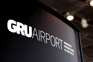 Sao Paulo, Brezilya - 5 Mayıs 2025 GRU Havaalanı tabelası. Aeroporto Internacional de So Paulo işareti. Guarulhos Havayolları. 