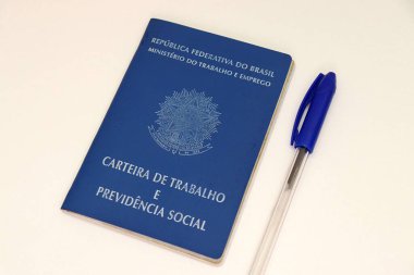 Salvador, Brezilya, 1 Mayıs 2025. Tercümesi: Çalışma rekorları ve sosyal yardım. Brezilya çalışma kartı (Carteira de trabalho brasileira). CLT. Brezilya emeklilik sistemi. 