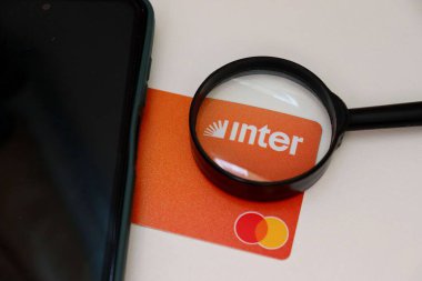 Salvador, Brezilya, 11 Mayıs 2025: Banco Inter kredi kartı ve akıllı telefon. Banco Inter bir Brezilya dijital bankası.. 