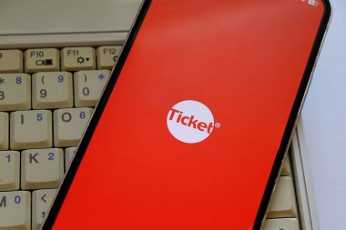 Bahia, Brezilya, 21 Temmuz 2025: Akıllı telefon ekranında dizüstü bilgisayar ve bilet logosu. Bilet, gıda ile ilgili çözümler de dahil olmak üzere çalışan hakları konusunda uzmanlaşmış Brezilyalı bir şirkettir.. 