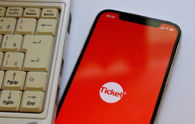 Bahia, Brezilya, 21 Temmuz 2025: Akıllı telefon ekranında dizüstü bilgisayar ve bilet logosu. Bilet, gıda ile ilgili çözümler de dahil olmak üzere çalışan hakları konusunda uzmanlaşmış Brezilyalı bir şirkettir.. 