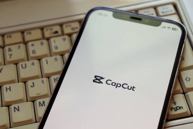 Bahia, Brezilya - 21 Temmuz 2025: Laptop ve Capcut uygulaması akıllı telefon ekranında. Video düzenleme konsepti. Cap kesimi düzenleyici. 