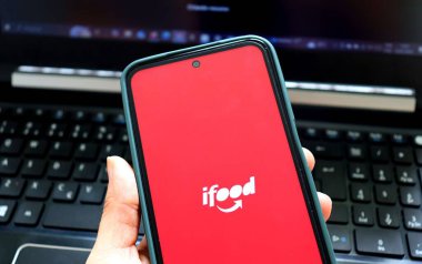 Salvador, Bahia, 5 Temmuz 2025: AliExpress uygulaması akıllı telefon ekranında. AliExpress çevrimiçi bir perakende pazarı. 