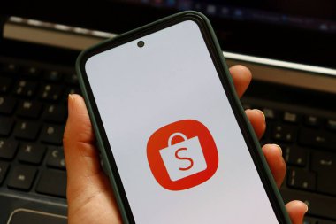 Salvador, Brezilya, 5 Temmuz 2025: Akıllı telefon ekranında Shopee uygulaması. Shopee, Güneydoğu Asya ve Tayvan 'da önde gelen bir e-ticaret platformudur. Hızlı online mağaza. 