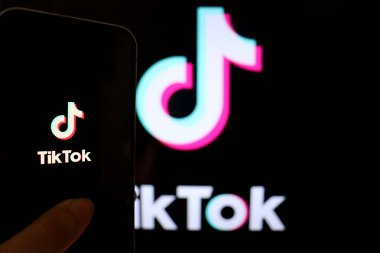 Bahia, Brezilya - 08 Ağustos 2025: Tik Tok uygulaması akıllı telefon ekranında. TikTok öncelikle kısa formda video içeriğine odaklı bir sosyal medya uygulamasıdır.