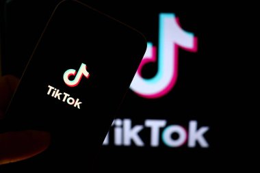 Bahia, Brezilya - 08 Ağustos 2025: Tik Tok uygulaması akıllı telefon ekranında. TikTok öncelikle kısa formda video içeriğine odaklı bir sosyal medya uygulamasıdır.