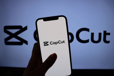Bahia, Brezilya - 08 Ağustos 2025: CapCut uygulamalı akıllı telefonu ekranda tutan kişi. Video düzenleme kavramı. 