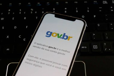 Bahia, Brezilya - 14 Ağustos 2025: Akıllı telefon ekranında Gov.br uygulaması. GOV BR Brezilya hükümetinin dijital servislerinden biridir. Brezilya hükümetinin platformu.