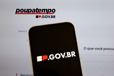 Bahia, Brezilya - 1 Ağustos 2025: akıllı telefondan Poupatempo logosu. Sao Paulo Devlet Servisi. SP.GOV.BR Poupatempo SP. 