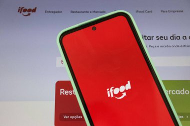 Akıllı telefon ekranında iFood uygulaması. 