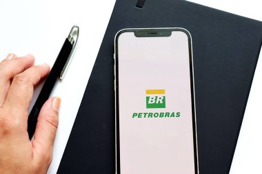 Bahia, Brezilya - 28 Ağustos 2025: Petrobras akıllı telefondan logosu. Brezilya petrol ve enerji şirketi. Petrobras borsa konsepti. 