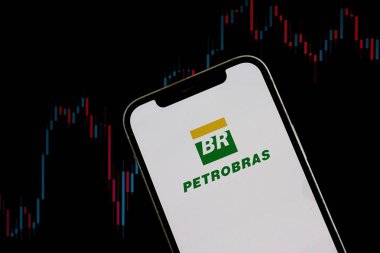 Bahia, Brezilya - 28 Ağustos 2025: Petrobras logosu akıllı telefondan borsa geçmişine sahip. Brezilya petrol ve enerji şirketi. Petrobras borsa konsepti. 