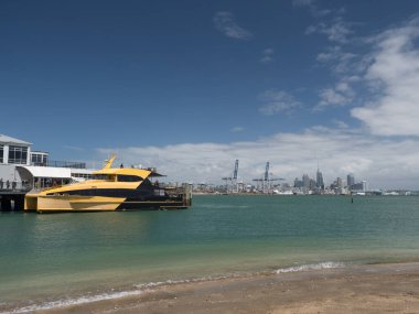 Auckland Yeni Zelanda yakınlarındaki Devonport terminaline demirlemiş çapraz liman feribotu. Şehir ve limanlar arka planda görülebilir.
