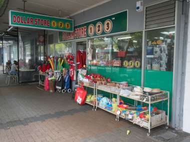 Browns Bay-Yeni Zelanda-10 Aralık 2022 - Browns Bay ana caddesinde ucuz dolar mağazası