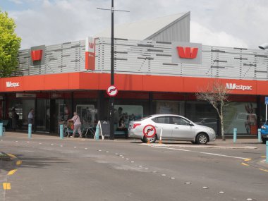 Browns Bay-Yeni Zelanda-10 Aralık 2022 - Browns Bay High Street 'teki Westpac Bankası Finans Hizmetleri Binası.