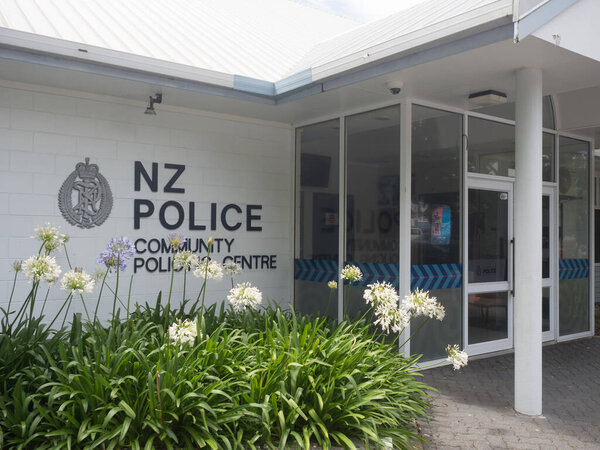 Бродвей-Бей, Новая Зеландия - 10 декабря 2022 года - здание полицейского полицейского центра Новой Зеландии..
