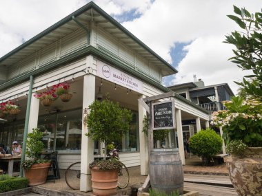 Matakana-Yeni Zelanda-30 Aralık 2022 - Matakana Mutfak binasının önü. Tatil kasabasındaki popüler restoran..