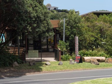 Piha-Yeni Zelanda-25 Ocak 2023 - Piha toplumundaki küçük kütüphane. Bina ve Landmark