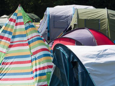Birkaç çadır kuruldu. Merkezin solunda çok renkli çadır çadırı çadırı tipi çadıra odaklanın.