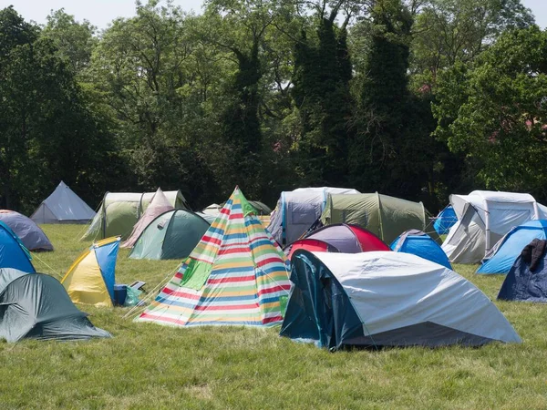 Eine Große Anzahl Von Zelten Wurde Auf Einer Grünen Rasenfläche — Stockfoto