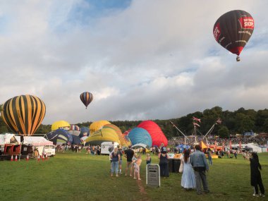 Bristol-UK-11 Ağustos 2023 - Bristol Balon Fiesta 'da birçok sıcak hava balonu şişiriliyor ve uçuyor..